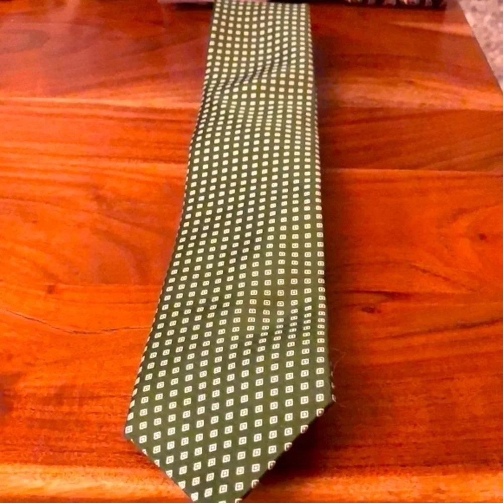 IKE BEHAR NEW YORK 100% SILK PATTERNED GREEN TIE